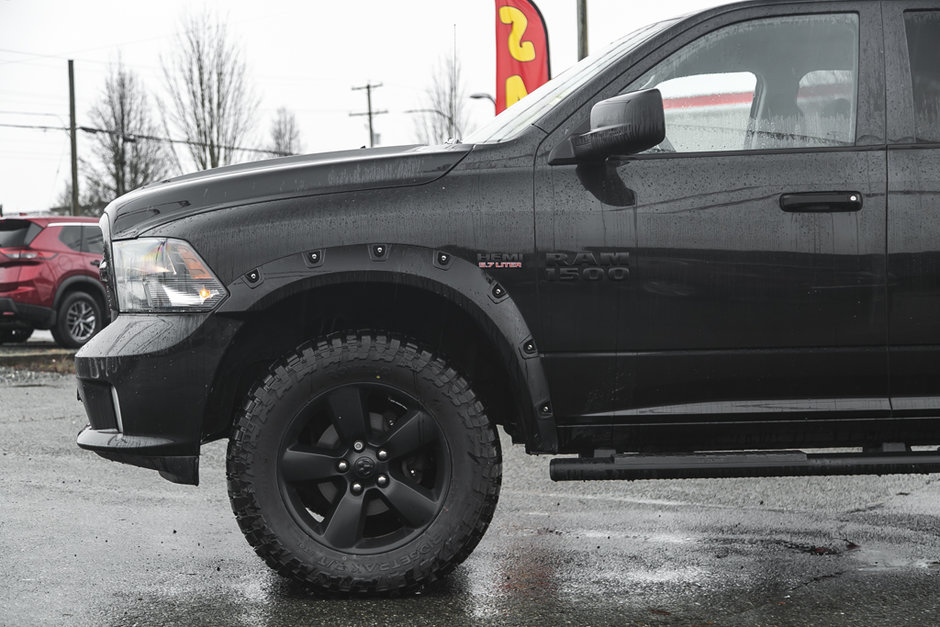 2019 Ram 1500 Classic Express Blackout Crew Cab 4x4 | 5.7L Hemi-3