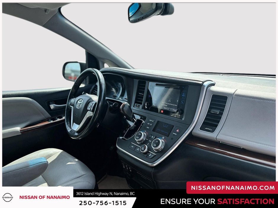 2017 Toyota Sienna Limited AWD-23