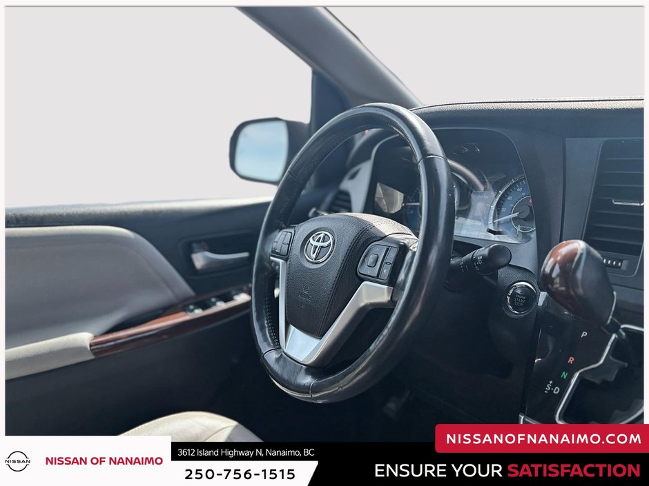 2017 Toyota Sienna Limited AWD-24
