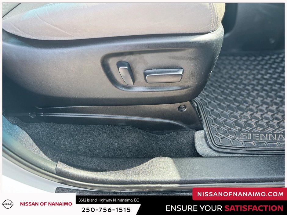 2017 Toyota Sienna Limited AWD-26
