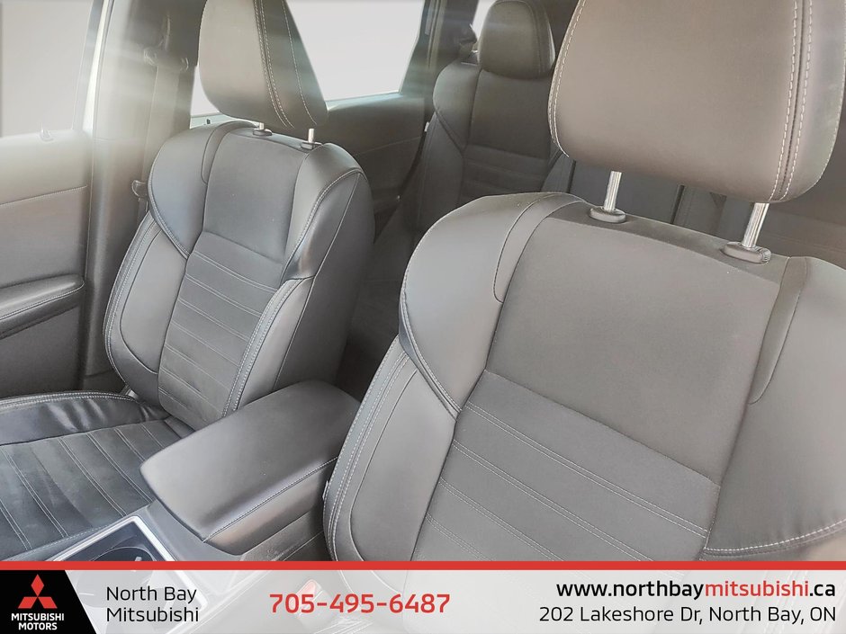 2023 Mitsubishi OUTLANDER LE PREMIUM-9