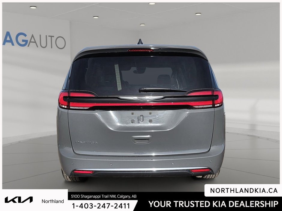 2023 Chrysler Pacifica Touring-L-2