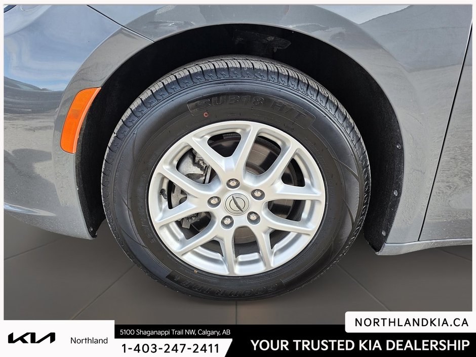 2023 Chrysler Pacifica Touring-L-6