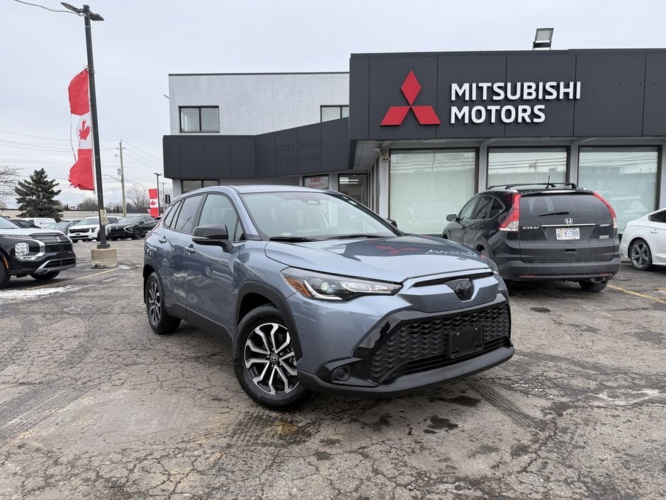 2025 Toyota Corolla Cross HYBRID   SE   2 SET OF TIRES   CLEAN CARFAX in Oakville, Ontario