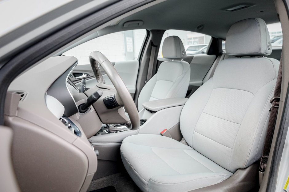 2017 Chevrolet Malibu LT-11