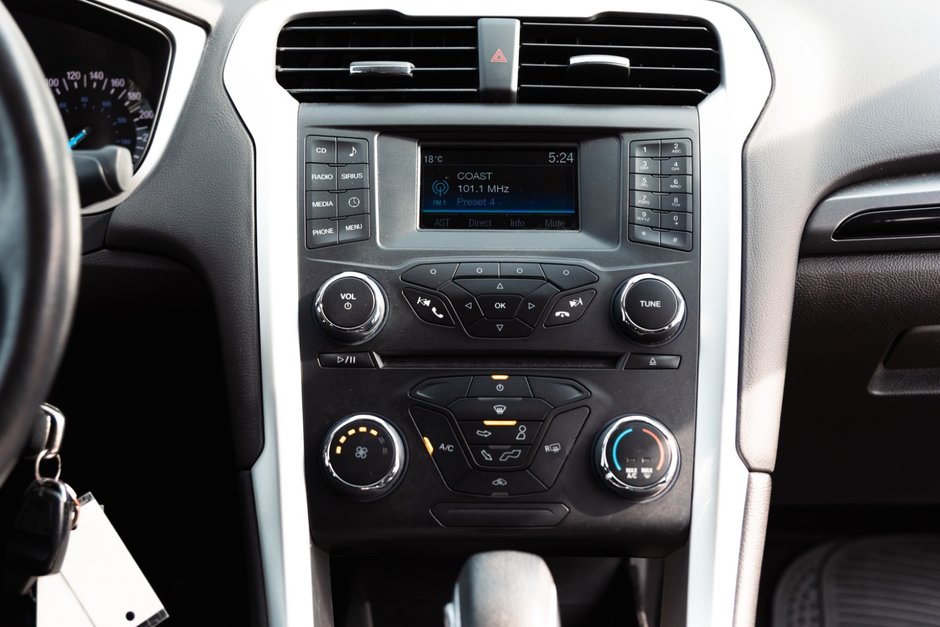 2016 Ford Fusion SE FWD-17