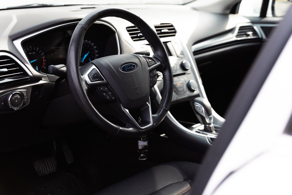 2016 Ford Fusion SE FWD-14