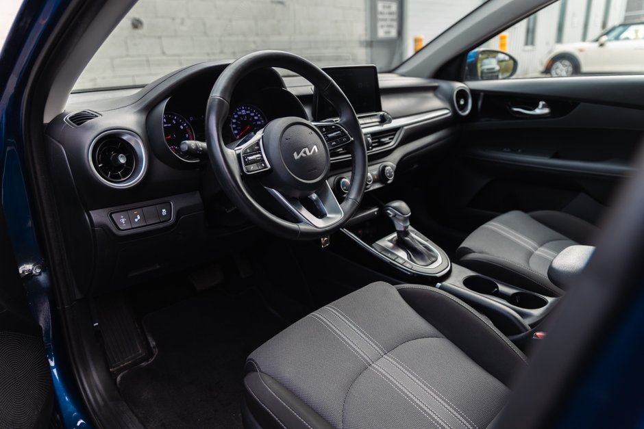 2022 Kia Forte (5) EX IVT-12