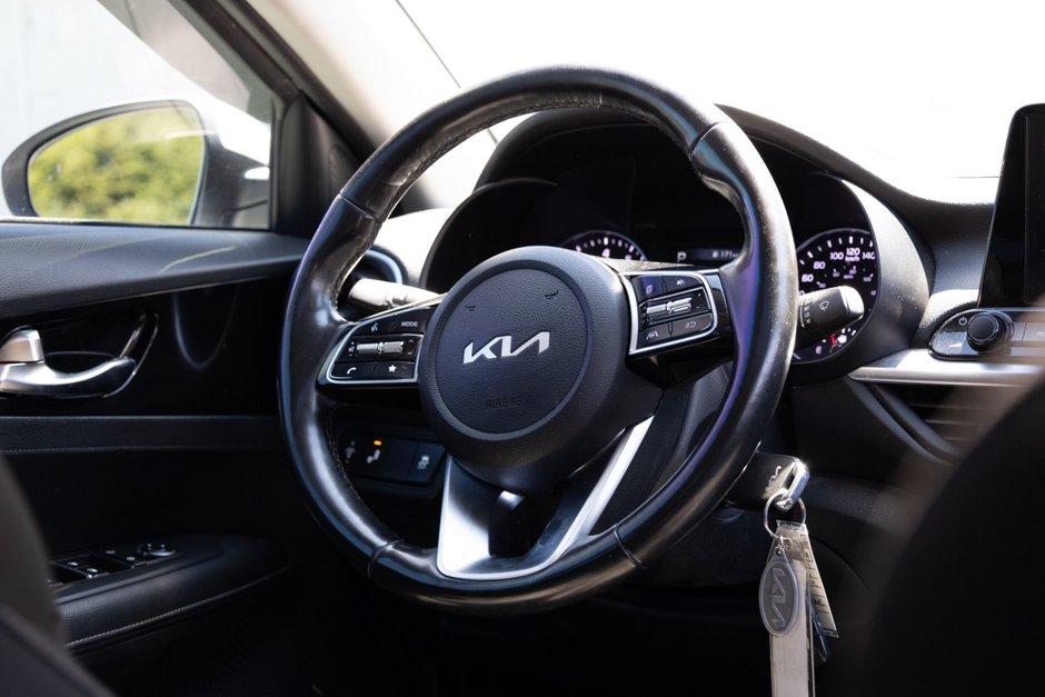2022 Kia Forte (5) EX IVT-12