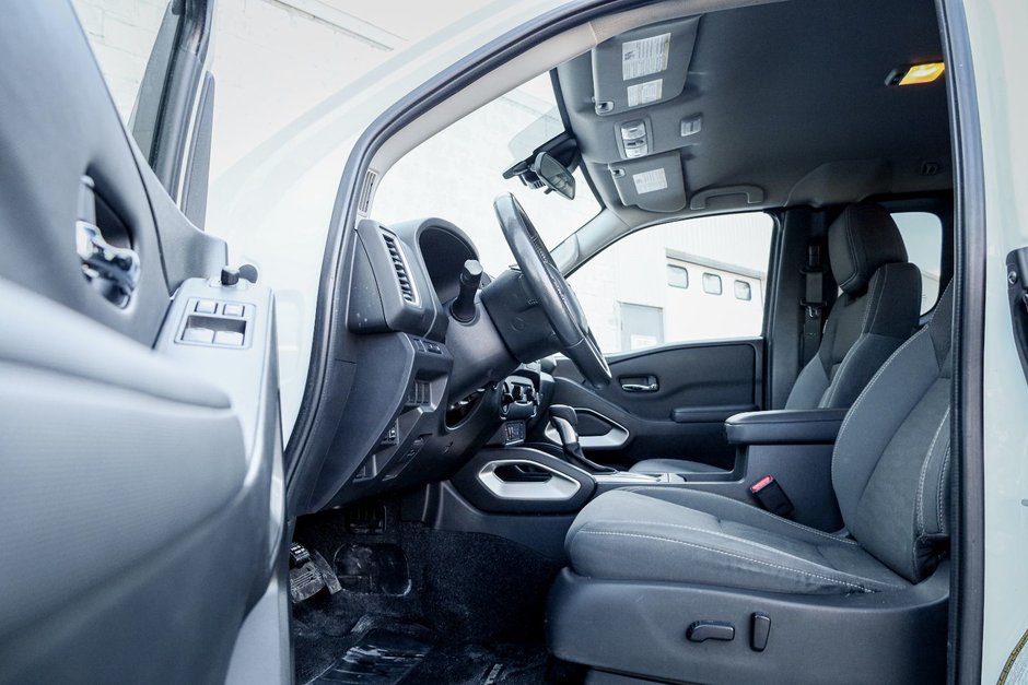 2023 Nissan Frontier SV-8