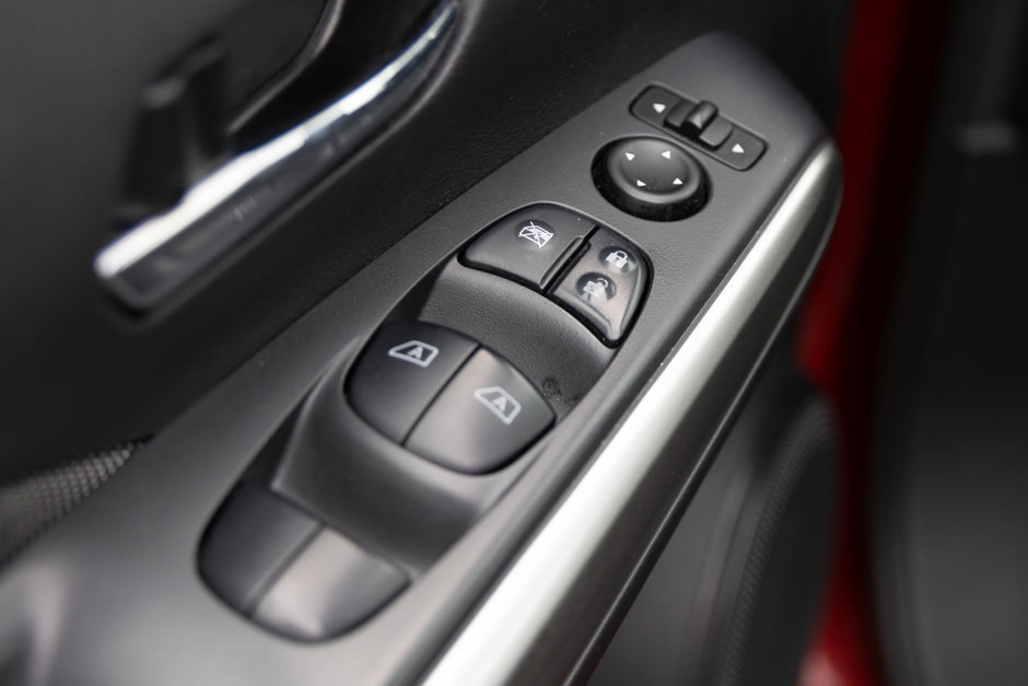 2020 Nissan Kicks SV CVT-18