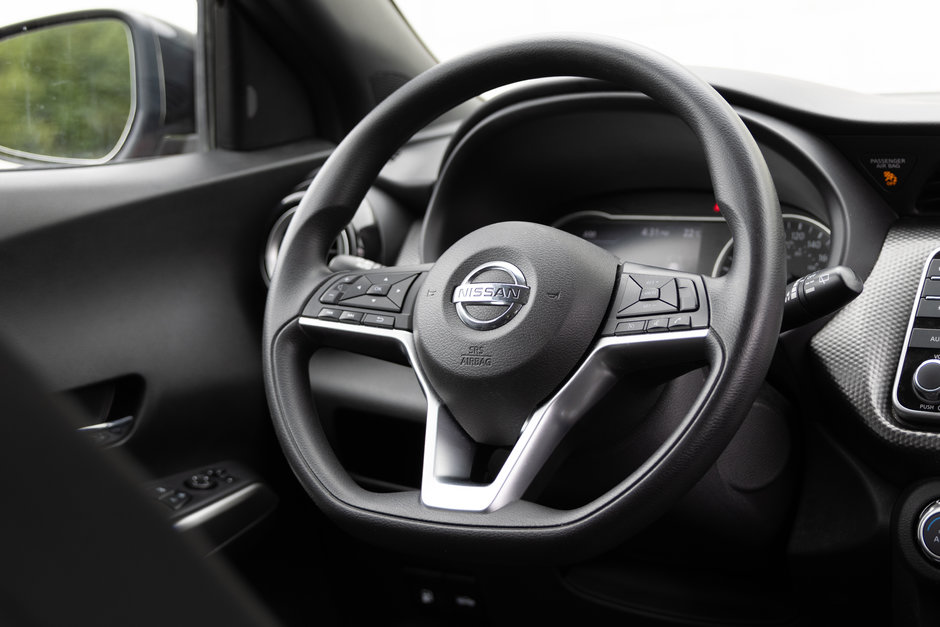 2020 Nissan Kicks SV CVT-16