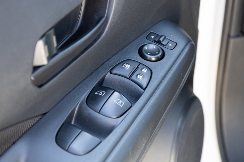 2022 Nissan Kicks S CVT-13