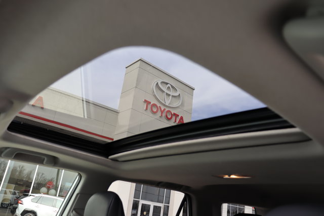 2022 Toyota 4Runner SR5 4x4 7 Passengers, Clean Carfax, Leather Heated Seats, Sunroof, Android Auto, Apple Carplay-16