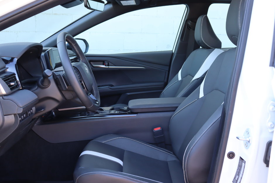 2025 Toyota Camry SE Hybrid Electric, Low KM!! Clean Carfax, Leather Heated Seats / Steering, Sunroof, Adaptive Cruise-6