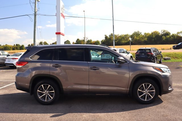 2017 Toyota Highlander XLE AWD, 8 Passengers, Leather Heated Seats, Sunroof, Nav, AWD Lock, Blind Spot, Power Tailgate-3