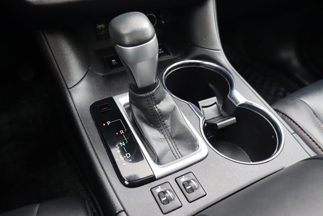 2019 Toyota Highlander Low KM!! XLE AWD, 8 Passengers, Leather Heated Seats, Sunroof, Navigation, Blind Spot Monitor-12