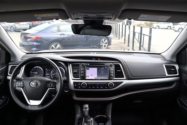 2019 Toyota Highlander Low KM!! XLE AWD, 8 Passengers, Leather Heated Seats, Sunroof, Navigation, Blind Spot Monitor-9