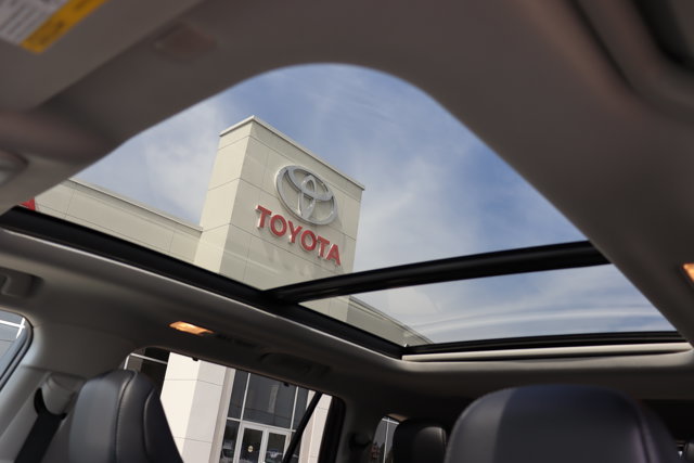 2022 Toyota Highlander Limited AWD, 8 Passengers, Clean Carfax, One Owner, Leather Heated / Ventilated Seats, Pano Sunroof-16