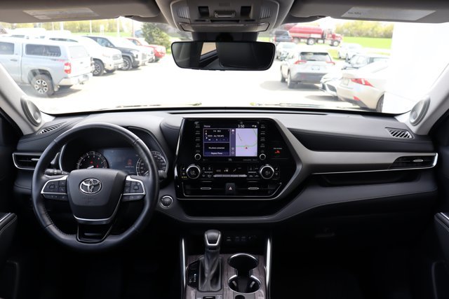 2022 Toyota Highlander Limited AWD, 8 Passengers, Clean Carfax, One Owner, Leather Heated / Ventilated Seats, Pano Sunroof-9