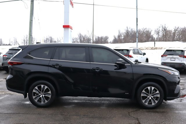 2024 Toyota Highlander Hybrid XLE AWD, 8 Passenger, Super Low KM!! Clean Carfax, Leather Heated Seats / Steering, Sunroof-3