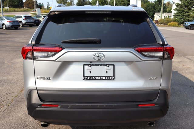 2019 Toyota RAV4 XLE, Heated Front Seats / Steering, Sunroof, Power Tailgate, Blind Spot, Clean Carfax-2