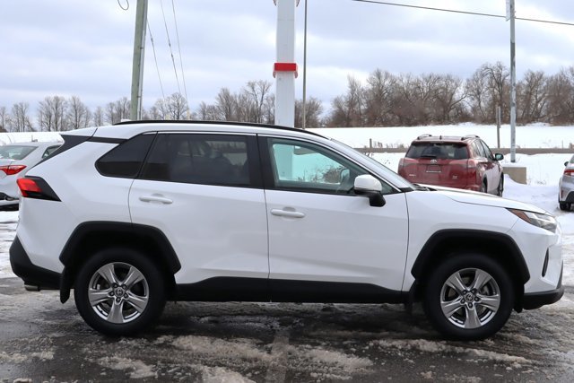 2022 Toyota RAV4 XLE AWD, Low KM! Clean Carfax, Heated Front Seats / Steering, Sunroof, Power Tailgate, Blind Spot-3