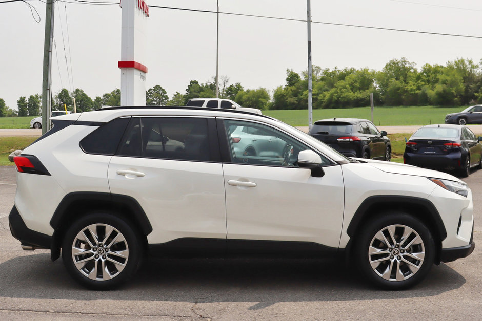 2022 Toyota RAV4 XLE Premium AWD, Low KM!! Clean Carfax, One Owner, Leather Heated Seats / Steering, Sunroof-3
