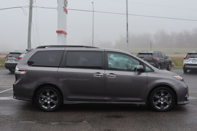 2016 Toyota Sienna SE 8 Passenger, Low KM! Leather Heated Seats, Sunroof, Power Sliding Doors, Power Tailgate-2