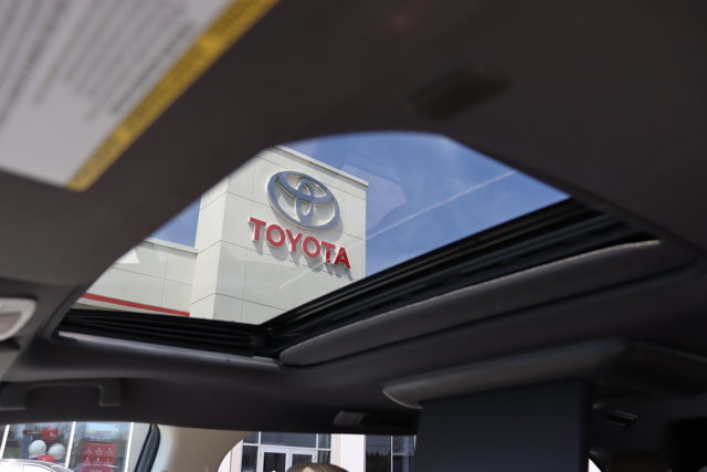 2023 Toyota Sienna Limited Hybrid Electric AWD, 7 Passengers, Leather Heated/Ventilated Seats, Rear Seat Entertainment-16