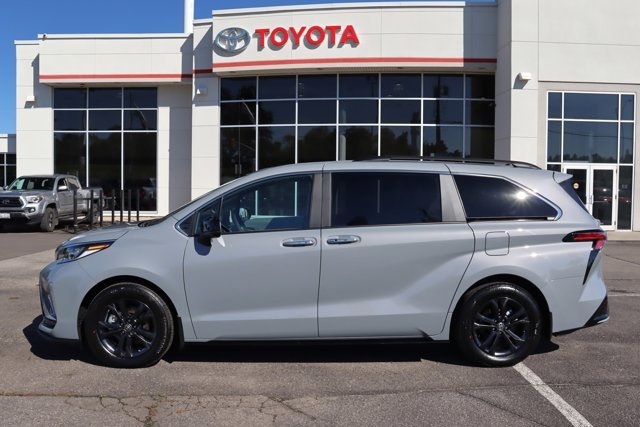 2024 Toyota Sienna LOW KM! XSE Hybrid Electric AWD Tech Pkg 7 Pass, Heated Seats, Sunroof, Nav, Rear Seat Entertainment-1