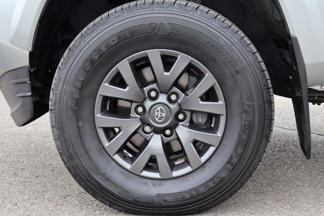 2023 Toyota Tacoma SR5 Double Cab 4x4, Low KM!! Clean Carfax, Toyota Certified Used, Heated Front Seats-5