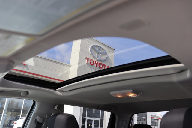 2021 Toyota Tundra TRD Off-Road 4x4 Crewmax, 24 Month / 40,000KMs Extended Warranty Included, Heated Seats, Sunroof-14