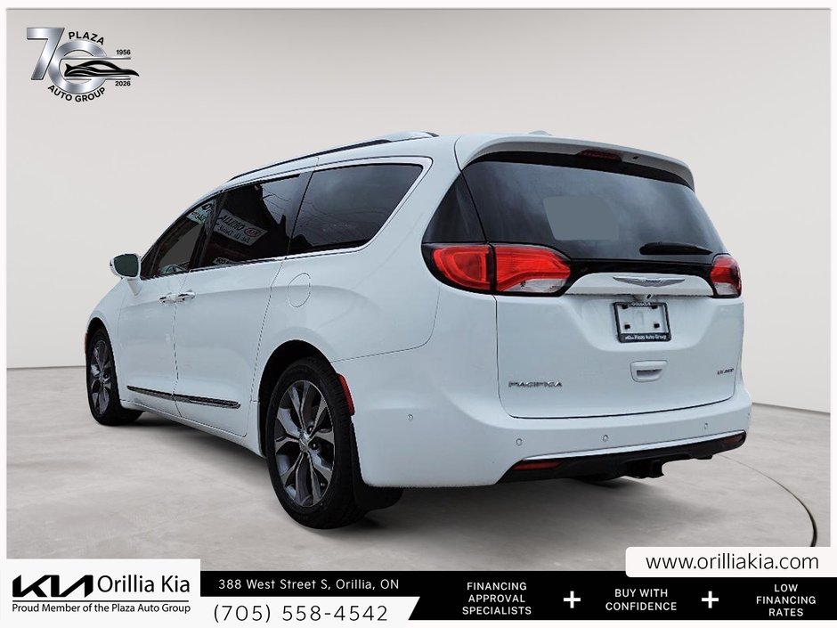 2017 Chrysler Pacifica Limited LEATHER SEATS | PANORAMIC SUNROOF | POWER SLIDING DOORS
