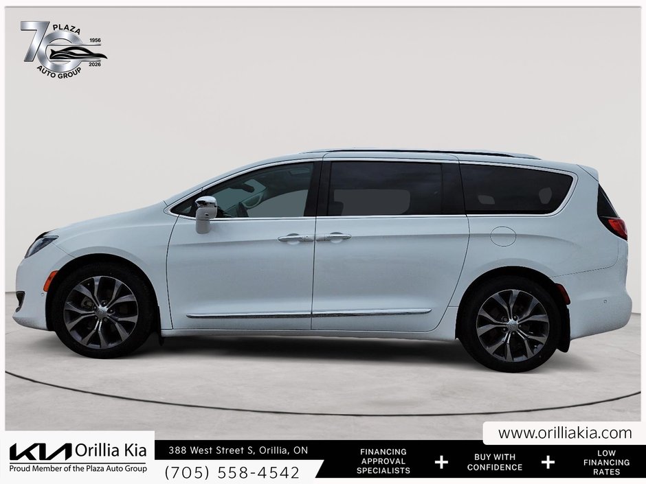 2017 Chrysler Pacifica Limited LEATHER SEATS | PANORAMIC SUNROOF | POWER SLIDING DOORS
