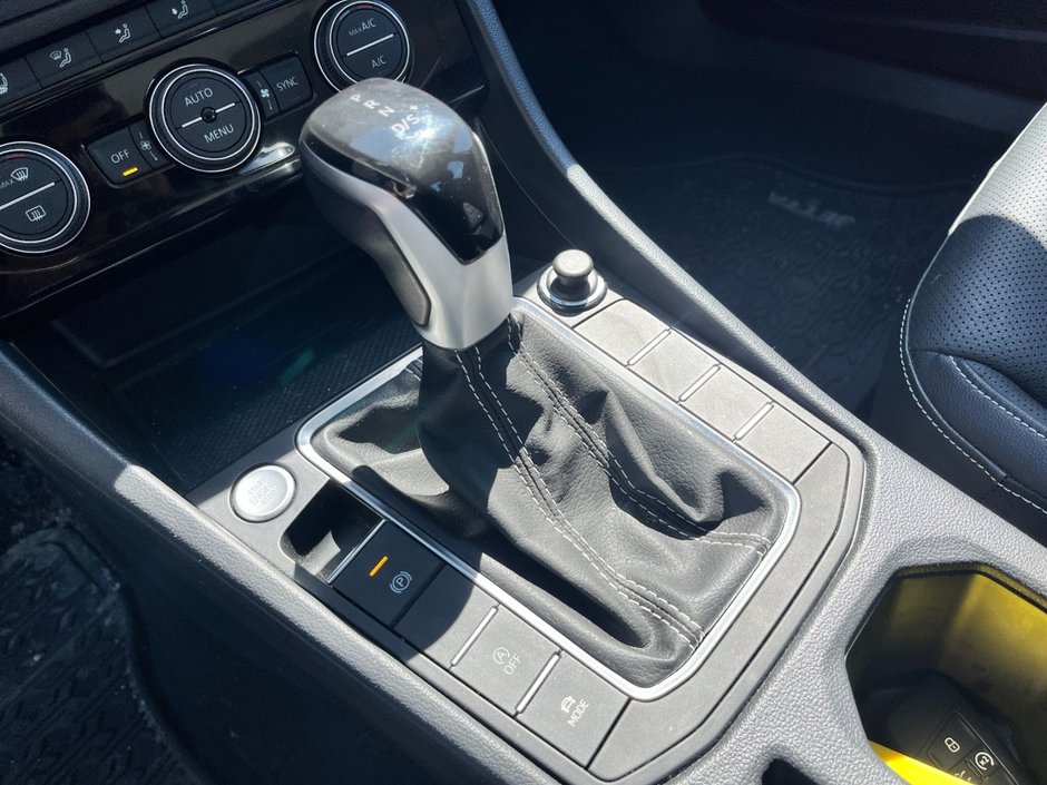 2023 Volkswagen Jetta Highline HEATED LEATHER SEATS | WIRELESS CHARGER | 2 SETS OF TIRES