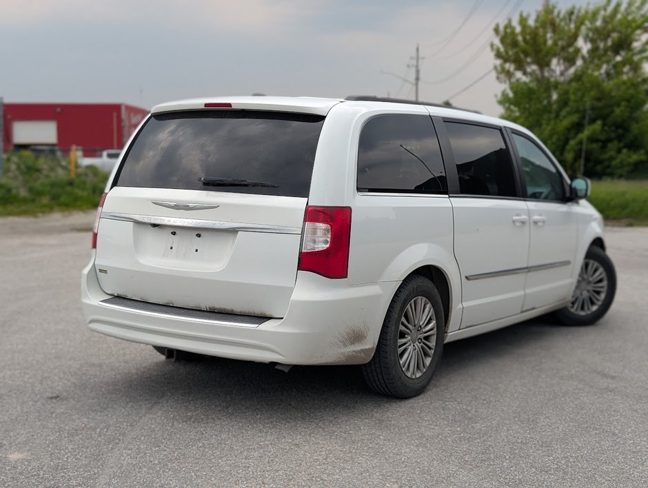 2016 Chrysler Town & Country Touring-1