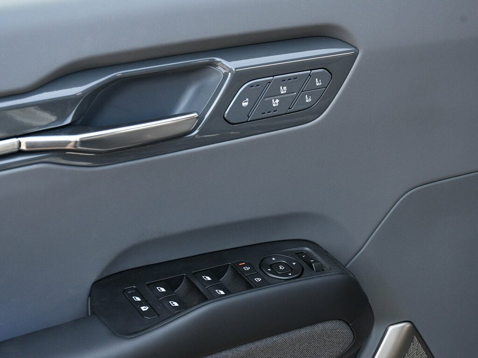 2024 Kia EV9 Land w/Premium Package CPO | NAVI | Blind Spot Monitor | Power Liftgate | 3rd Row | Moonroof