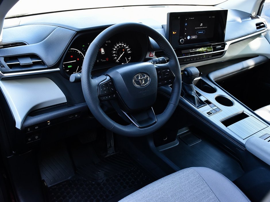2025 Toyota Sienna LE