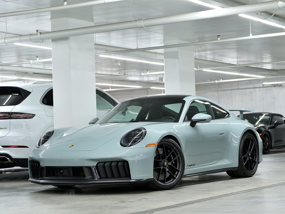 Porsche 911 Carrera 4 GTS Coupe / Front Axle Lift / Premium / 2025 à Laval, Québec