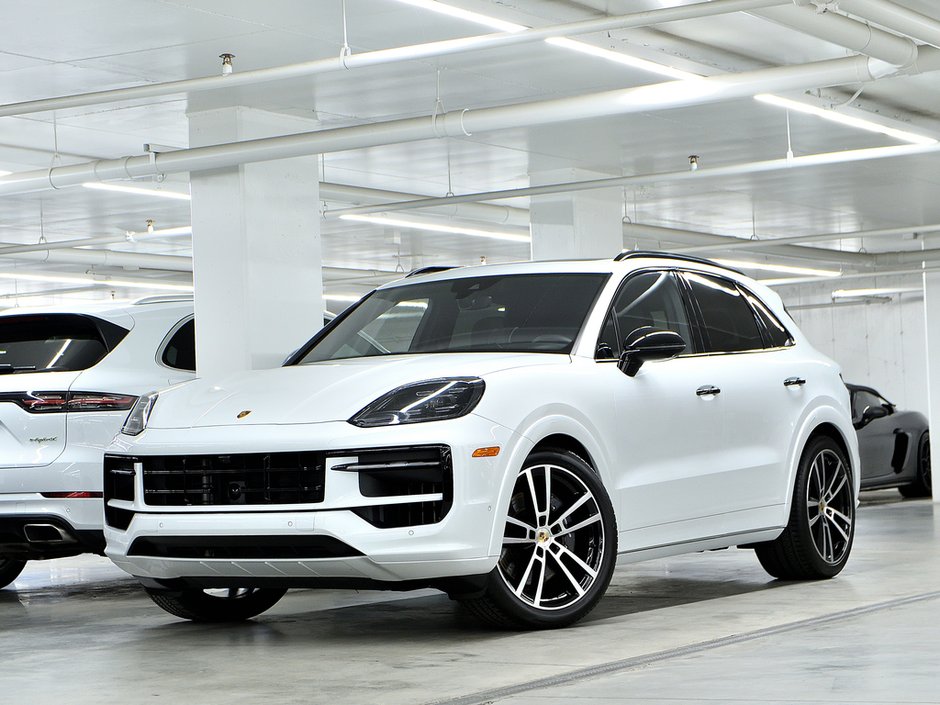 2024 Porsche Cayenne Air Suspension / Premium Package Plus / Hitch in Laval, Quebec