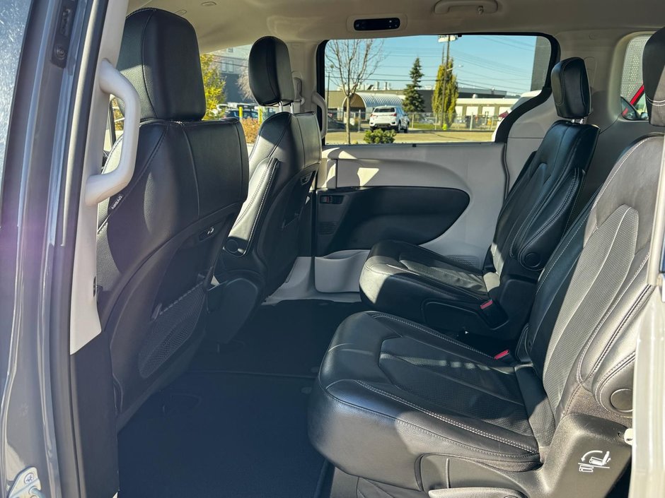 2022 Chrysler Pacifica Touring L-19