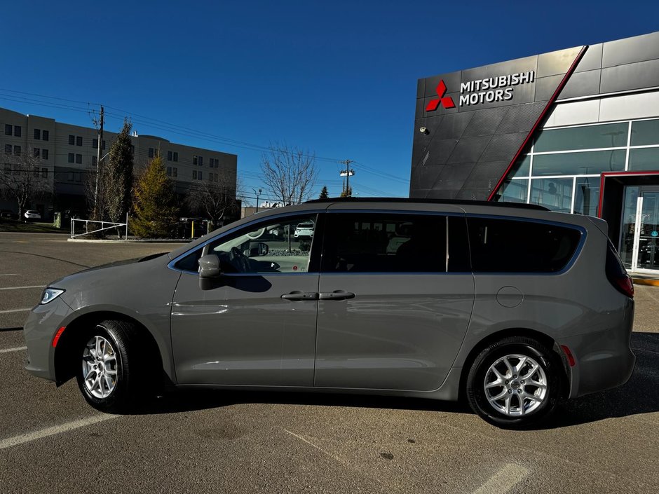 2022 Chrysler Pacifica Touring L-2