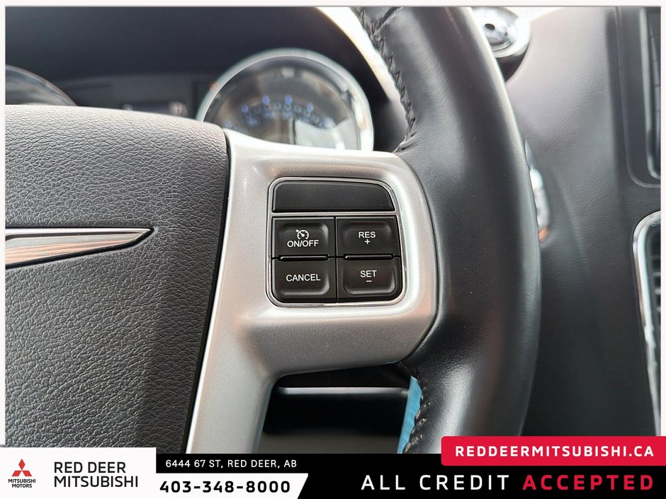 2016 Chrysler Town & Country Touring-L-18