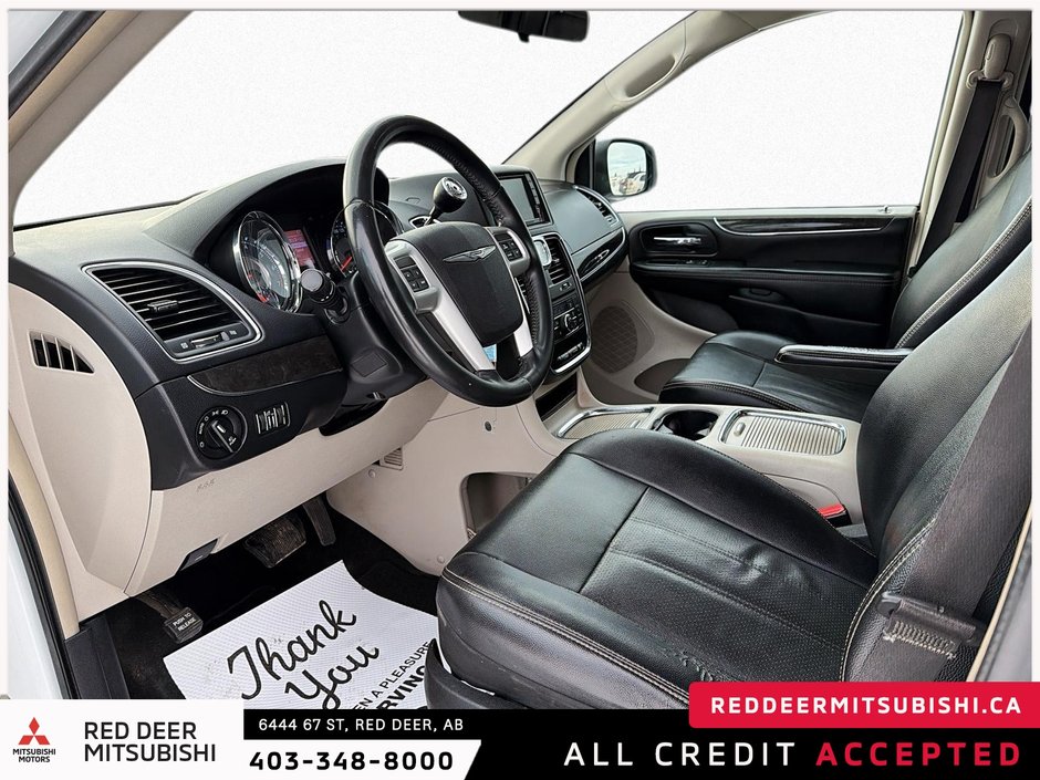 2016 Chrysler Town & Country Touring-L-8
