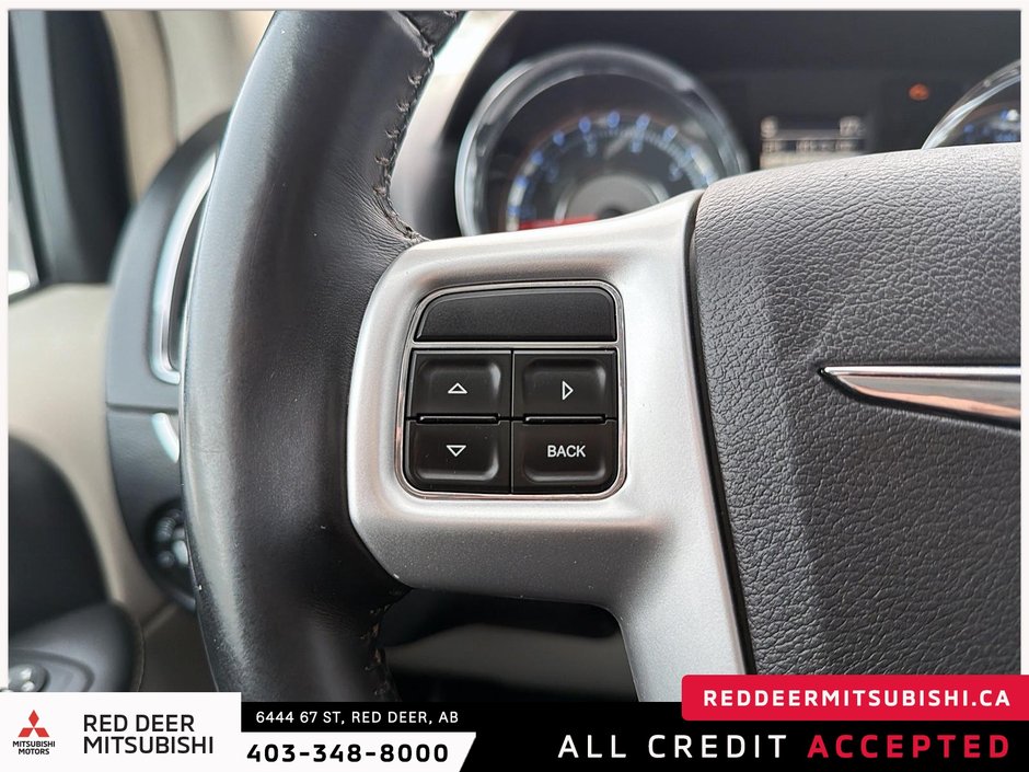 2016 Chrysler Town & Country Touring-L-17
