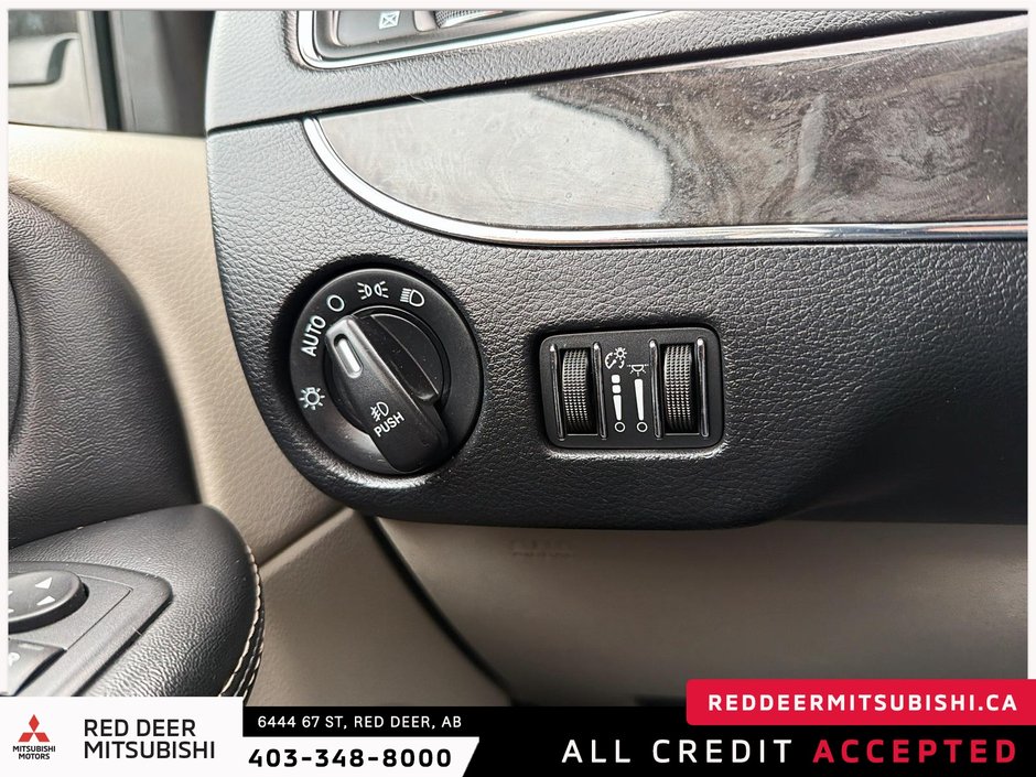 2016 Chrysler Town & Country Touring-L-21