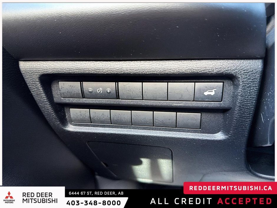 2022 Mitsubishi Outlander-24