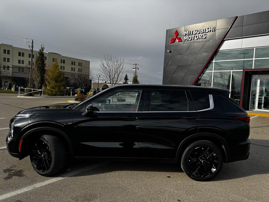 2023 Mitsubishi Outlander Noir-2