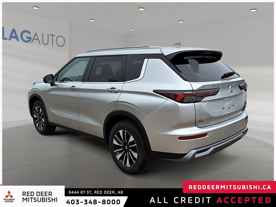 2025 Mitsubishi Outlander LE-3